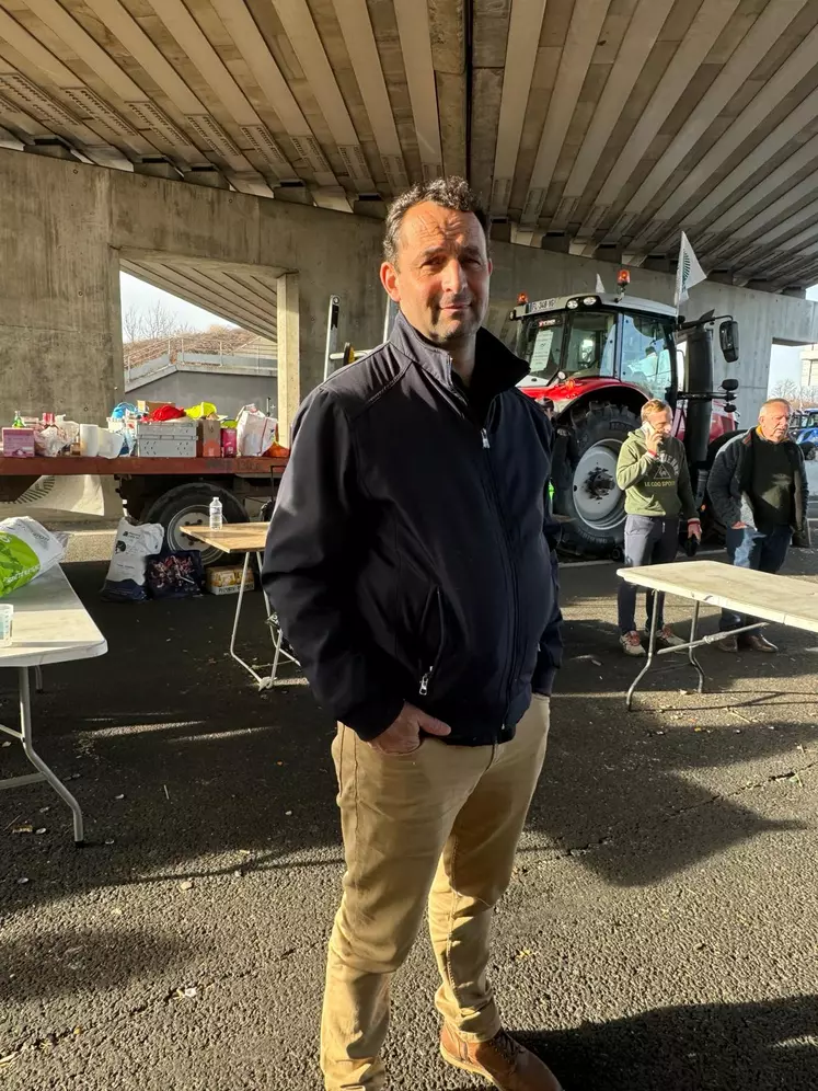 David Chauve éleveur laitier à Ambert, entouré de tracteurs, présent sur le barrage de l'autoroute A71 par les agriculteurs FNSEA-JA du Puy-de-Dôme.