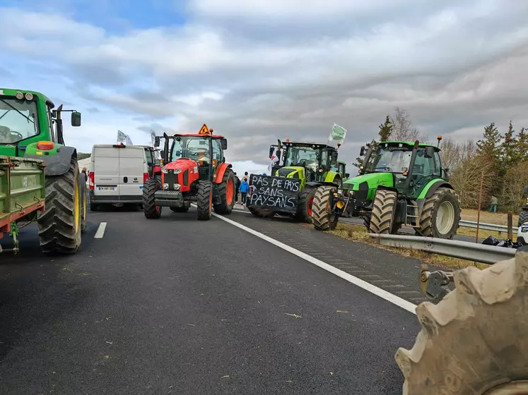Tracteurs barrant l'accès à la A75 suite à une action syndicale.
