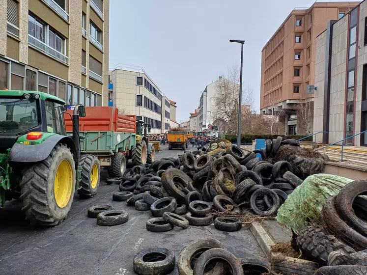 La mobilisation continue ! A l'heure où nous bouclons notre journal, les agriculteurs de la FDSEA et des JA de Haute-Loire poursuivent leurs actions sur les axes stratégiques du département à Pradelles, Brioude et St Ferréol d'Auroure, au moyen de barrages filtrants pour ralentir la circulation des voitures et surtout interdire l'entrée des poids lourds chargés de marchandises sur la Haute-Loire. Au passage, les manifestants procèdent à une vérification de la cargaison des camions (en particulier l'origine 