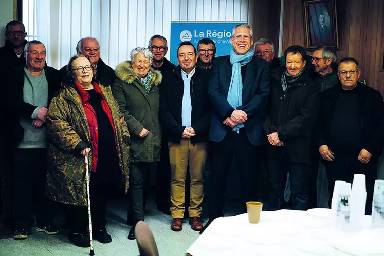 Un groupe de personnes sourient à l'appareil photo.