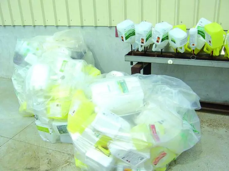 Un dispositif d'égouttoir pour les bidons vides suite au rinçage et des sacs d'emballages vides de produits phytosanitaires.