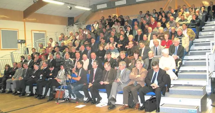 La salle était bondée pour cette réunion, qui a compté comme participante le maire du Grand-Bourg, Mireille Ricard.