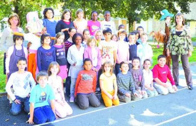 Les enfants de l'école Léon-Blum et leurs maîtresses en compagnie des épouvantails.