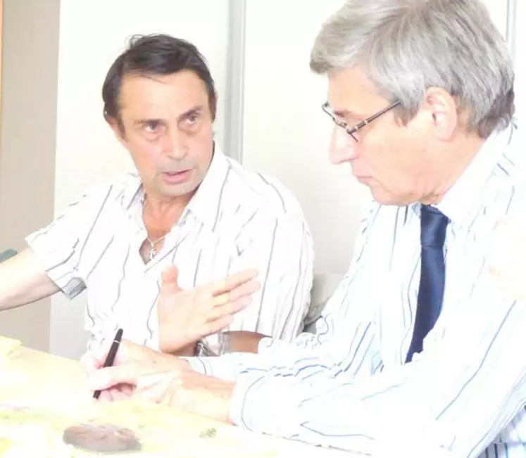 Jean-Philippe Viollet expose la situation au directeur régional de l'alimentation, de l'agriculture et de la forêt, François Projetti.