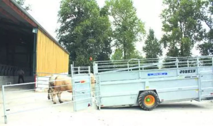 Des barrières et des dispositifs « pose-à-terre » peuvent faciliter la montée des animaux.