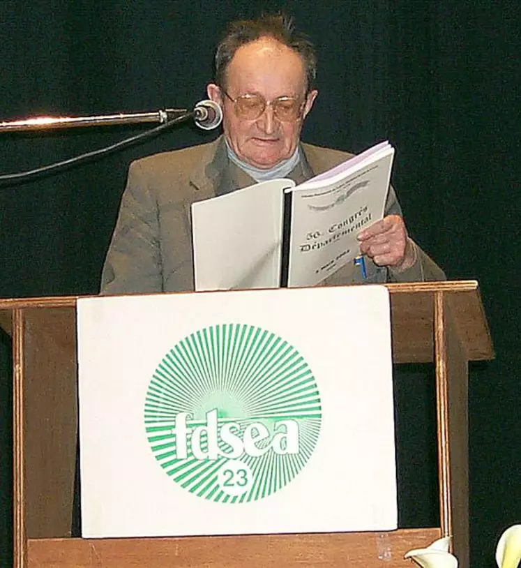 Auguste Lefeuvre à la tribune du congrés de la FDSEA de la Creuse, en 2002, alors qu’il était président de la section départementale des anciens.