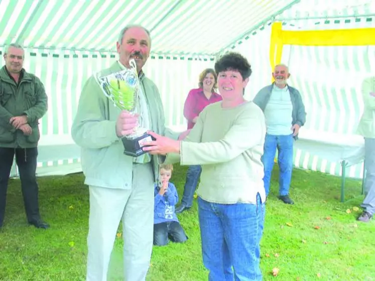 Jean-Pierre Arvis remet, Au nom du Crédit agricole cantonal, le premier prix des agnelles limousines à Corinne Chambragne.