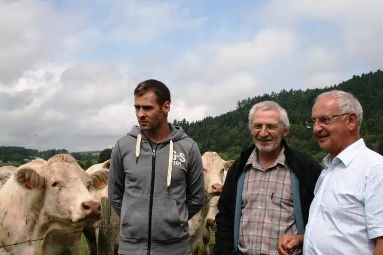 Jean-Michel Herment et son fils, aux côtés de Pierre Chevalier.