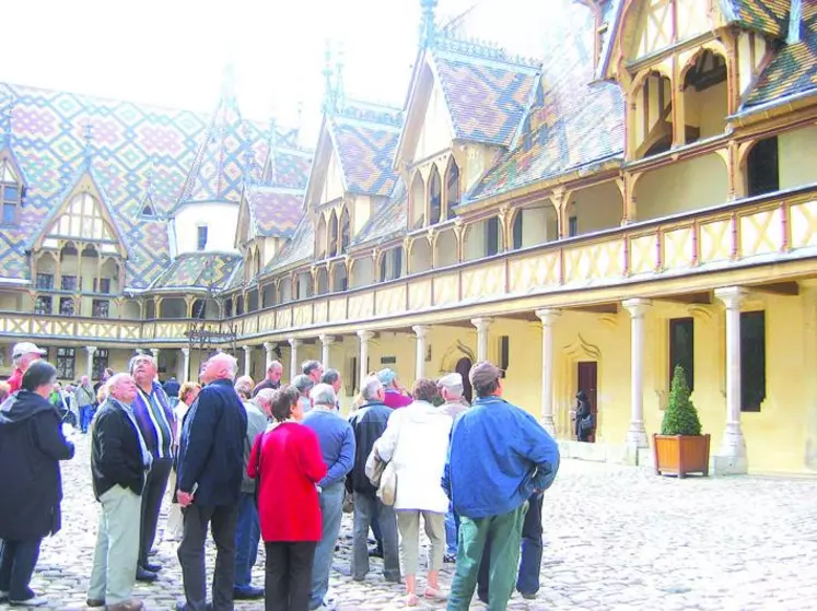 A Beaune, les anciens ont pu admirer les merveilleuses tuiles vernies et colorées.