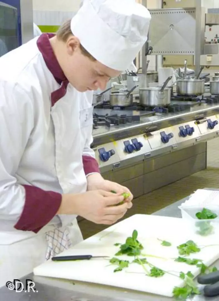 Steven Periot, le lauréat, prépare son « confit de bœuf au cassis et son millefeuilles coloré ».