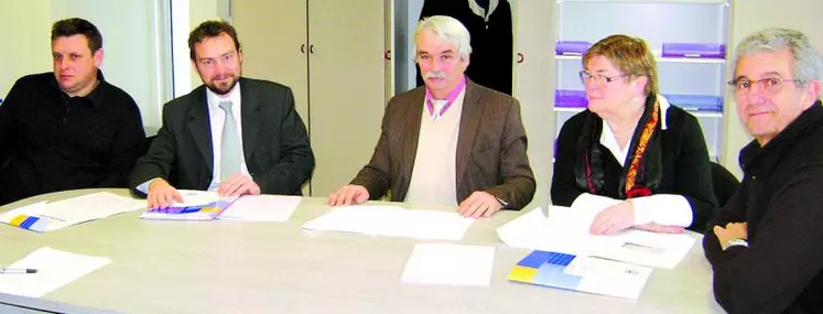 Le président Daniel Gaillat, 3ème à gauche, est venu présenter les résultats des élections.