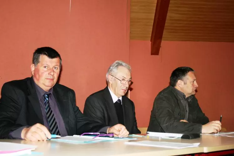 De gauche à droite : Jean-Luc Desnoyer, président de Covido-Bovicoop, Pierre Rigoulet et Philippe Dumas, président de Sicarev.