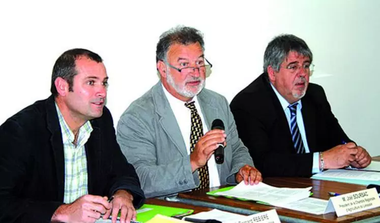 De gauche à droite : Bernard Rebière, directeur de la chambre régionale d'agriculture, Joël Soursac, président et Claude Tremouille, vice-président du Conseil régional.