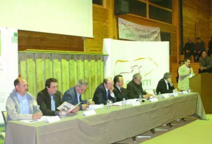 Entourant le président Jean-Pierre Gizardin à la tribune, le vice-président Jean-Philippe Viollet, président de la Chambre d'agriculture de la Creuse, le président de la Chambre d'agriculture de la Haute-Vienne Jean-Marie Delage, les représentants du collège acheteurs Philippe Dubois et Thierry Borde, le directeur Frédéric Pierre, le député creusois Jean Auclair, le représentant du Conseil général de la Haute-Vienne Jean-Louis Nouhaud.