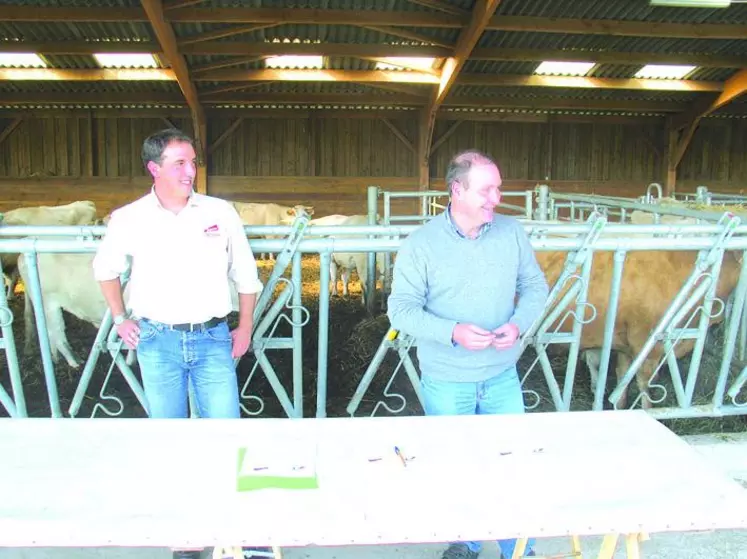 Stéphane Moreau et Serge Estival sont sur le point de signer l’accord liant pour un an Intermarché à l’élevage bovin creusois.
