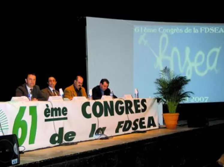 De gauche à droite, MM. Claude Cochonneau, Vice Président de la FNSEA, Jean-Philippe Viollet, Président de la FDSEA et de la Chambre d’Agriculture, Philippe Monteil, Vice Président de la FDSEA et Olivier Tourand, Président des JA.