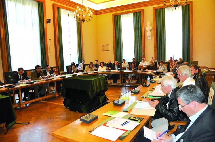 Les participants à l’assemblée du SNPAR dans la salle plénière du conseil général.