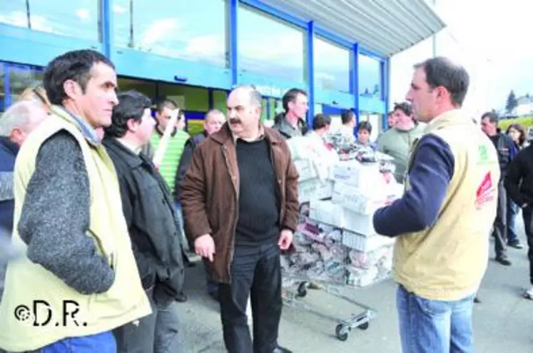 Le caddie a été rempli de viande d’origine étrangère. Le syndicalistes sont ensuite allés l’offrir aux Restaurants du Cœur, créés par Coluche, et qui sont, hélas, bien utiles.