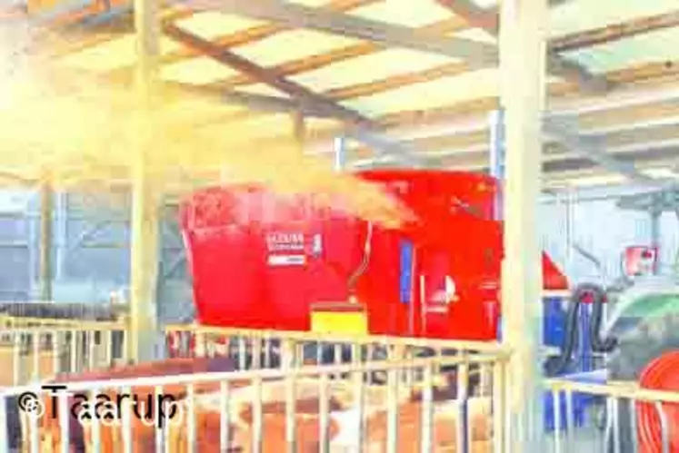 La mélangeuse à vis verticale équipée d'une turbine de paillage permet de préparer et distribuer la ration, puis de pailler sans changer d'outil.