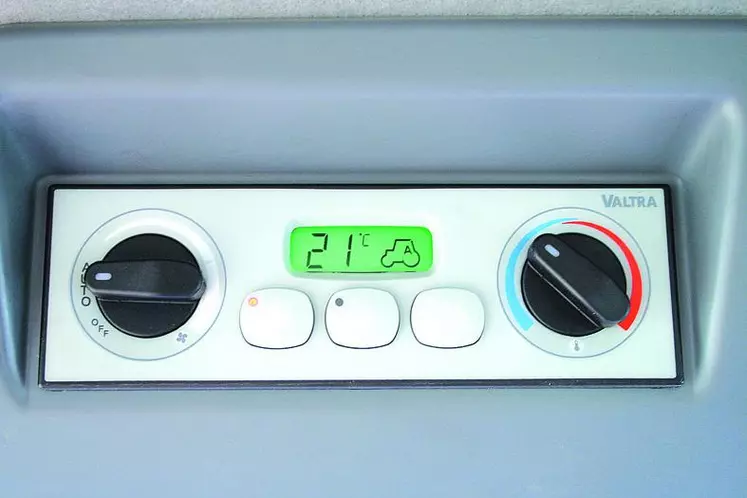 Une console munie d’un écran digital permet d’activer ou non l’autorégulation de la climatisation. On retrouve également les fonctions de recyclage de l’air de l’habitacle ou le désembuage des vitres de la cabine.