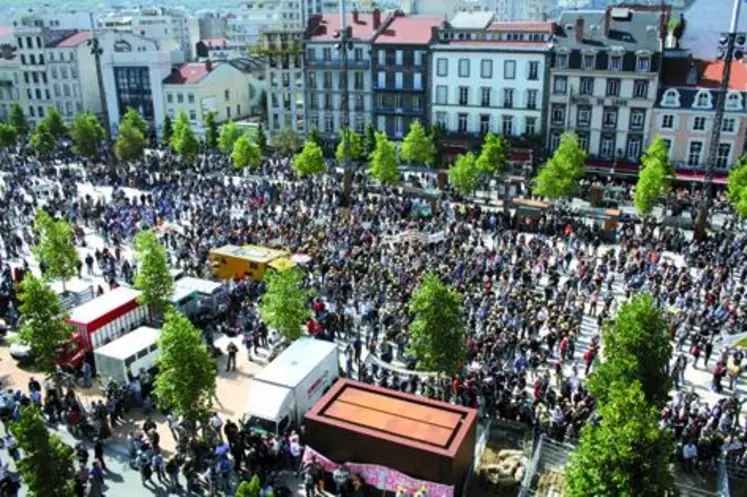 Les premiers manifestants sont arrivés Place de Jaude à 13 h 10 et la queue de cortège une heure après !