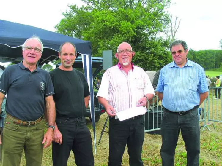 Jean-Marc Delcourt avec le jury du concours cantonal de cheval de trait de Moutier-Rozeille.