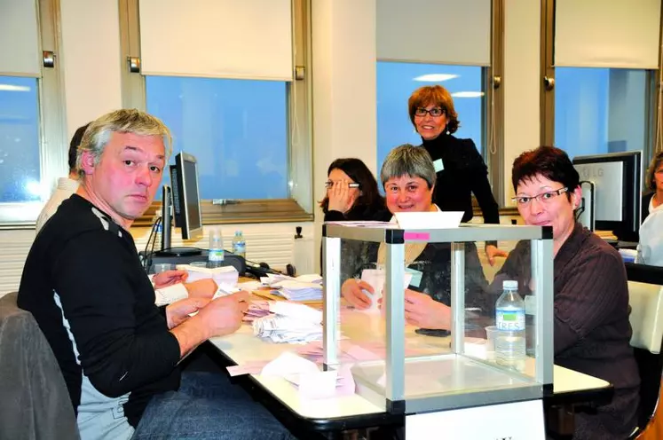 Pendant le dépouillement, les employés de la Mutualité sociale agricole au travail.