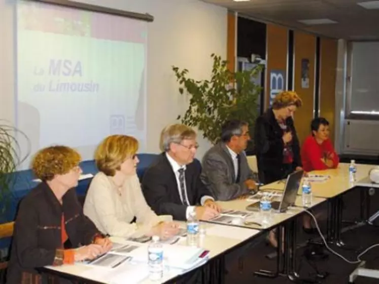 Régine Migot, présidente de la MSA de la Creuse présente le plan d'action sanitaire et sociale 2006/2010.