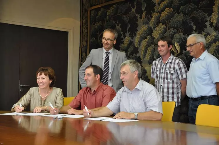 Assis, de gauche à droite : Murielle Anweiler, directrice commerciale
régionale du Crédit Agricole, Stéphane Moreau, président de JA 23, et Jean-Claude Moreau, président de la caisse départementale du Crédit Agricole.