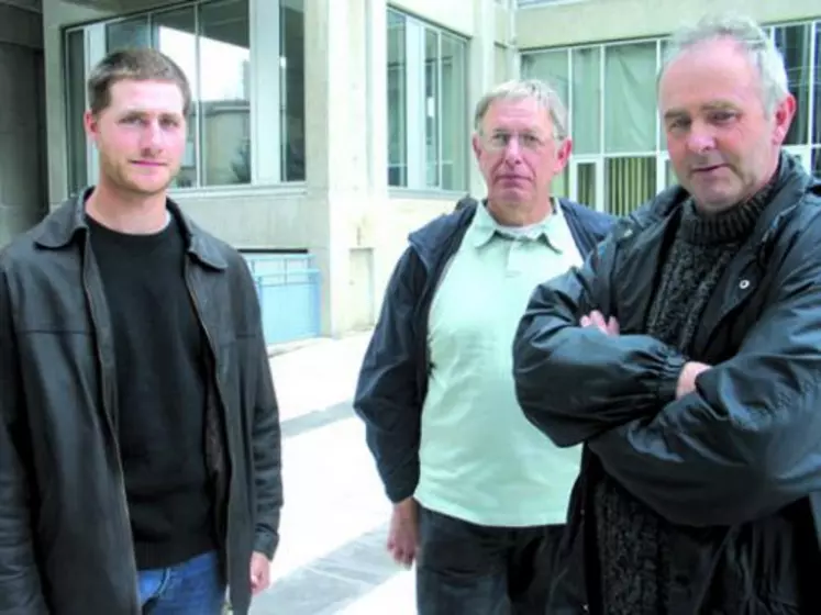 Florent Legay, producteur à Manzat, Gérard Brousse, président des producteurs de défense en Creuse et Régis Chomette, producteur à Busséol : « Nous sommes satisfaits de la décision qui a été prise. La différence entre le dossier Lactalis et celui des quatre entreprises associées tient au relationnel avec le terrain et le territoire.  Avec Lactalis, on a rencontré des juristes et des financiers. Avec Dischamp nous avons rencontré des partenaires. Tout n’est pas que finance ...