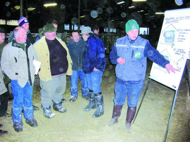 Des éleveurs attentifs chez Serge Mazeron à Biollet (63).