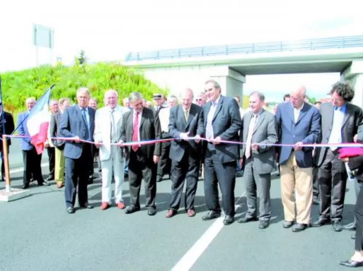 Le Préfet, Daniel Ferey, en présence des élus inaugure le nouveau tronçon de la RN 145.