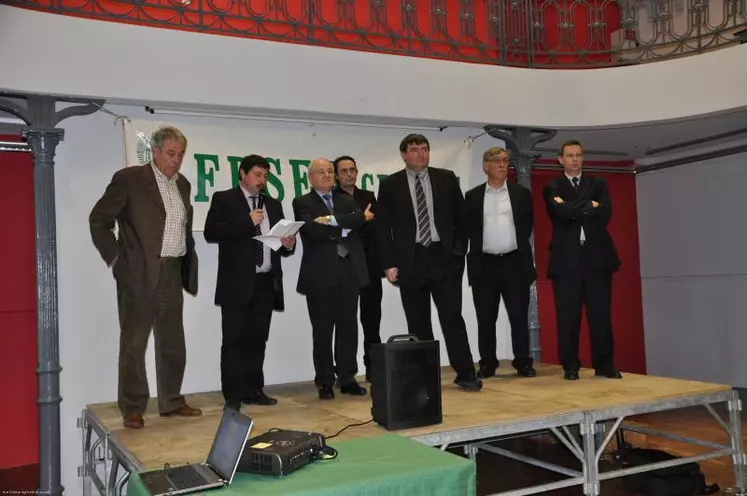 De gauche à droite : Jean Auclair, député, Pascal Lerousseau; président de la FDSEA de la Creuse, Claude Serra, préfet de la Creuse, Jean-Philippe Viollet, président de la Chambre d’agriculture de la Creuse, Michel Masson, président de la FDSEA du Loiret, Michel Vergnier, député, Didier Kholler, directeurde la DDT de la Creuse.