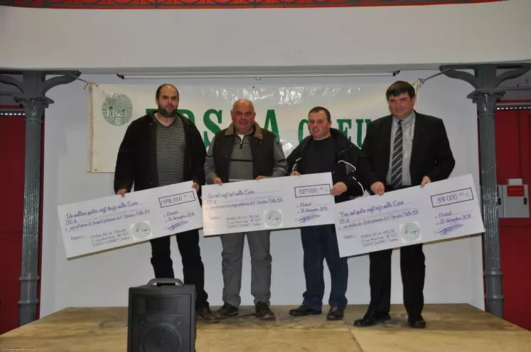 3 chèques ont été symboliquement remis aux représentants des transporteurs (1 092 000 euros), presseurs (627 000 euros) et céréaliers du Loiret (391 000 euros).