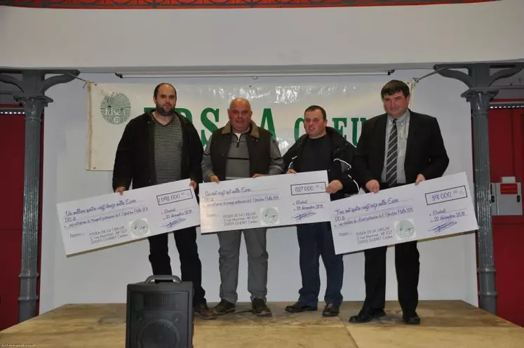 3 chèques ont été symboliquement remis aux représentants des transporteurs (1 092 000 euros), presseurs (627 000 euros) et céréaliers du Loiret (391 000 euros).