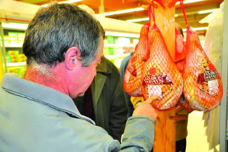 Les agriculteurs creusois sont allés au Simply Market de Gouzon pour effectuer des relevés de prix sur des produits de grande consommation.