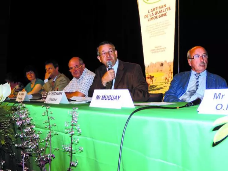 A la tribune, Paul Urbain, le président, à sa gauche, Philippe Deschamps, le directeur (avec le micro), et Didier Kholler, directeur départemental de l'agriculture et de la forêt (2ème à gauche).