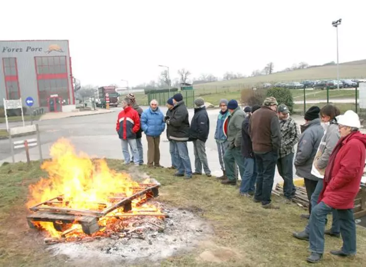 Les producteurs ont bloqué toutes les allées et venues de camions dans la matinée.