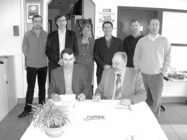 De gauche à droite : Jean-Pierre Boulesteix, président de la FRCA Limousin et Jean-Pierre Lier, président de Natéa, lors de la signature de la charte.