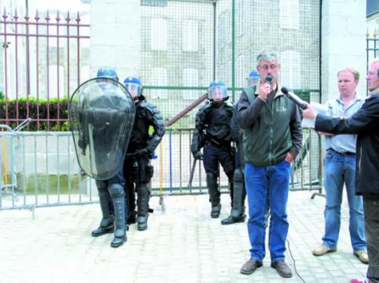 Thierry Jamot devant la police mobile.