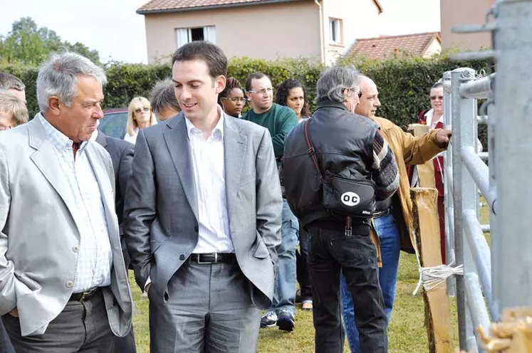 Christophe Malvezin, conseiller technique de Nicolas Sarkozy discute avec le député Jean Auclair, au milieu des animaux, à l’occasion du comice agricole à Sardent.