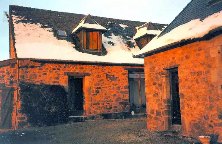 Des cours de yoga sont proposés en milieu rural en Auvergne et Limousin, comme dans cette grange à Lascaux en Corrèze.