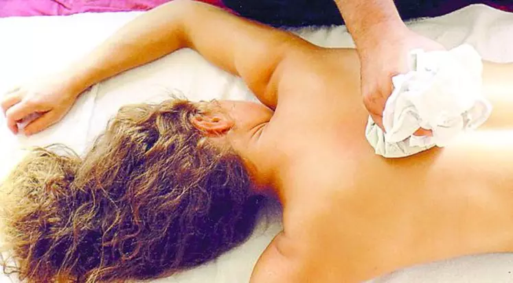 De l'huile et des galets peuvent être utilisés lors des massages ayurvédiques.