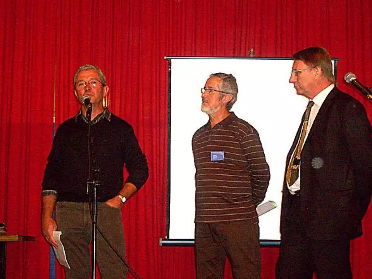 De gauche à droite Jean-Claude Saule, FRSEA Limousin, Roth, parrain de l'action, Gérard Vandenbroucke, président du Salon de la caricature du dessin de presse et d’humour.