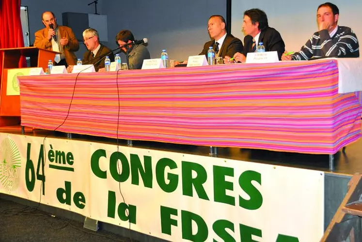 Philippe Monteil, Thierry Jamot, secrétaire général de la FDSEA, Dominique Fayel, Hugues Moutouh, préfet, Jean-Philippe Viollet, président de la chambre d’agriculture et Stéphane Moreau, président des Jeunes agriculteurs de la Creuse.