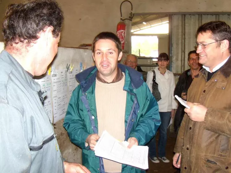 Ghislain Royet, à droite, ici en train de se voir attribuer une laitonne par le technicien Nicolas Chaulet, à l’issue du départage d’une vente, par plis cachetés. Le procédé intervient quand deux personnes veulent un animal. La vente s’est souvent jouée à 10 euros près.