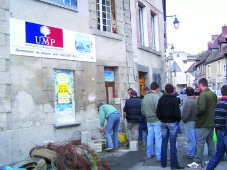 Des agriculteurs en train de murer le siège de l'UMP.