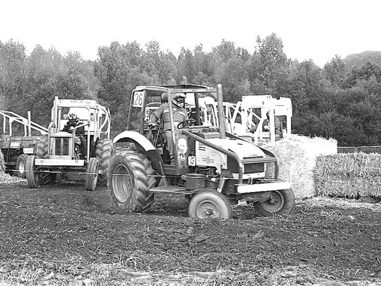 Animation spectaculaire, le National Tracto Cross ravira petits et grands le dimanche avec une démonstration de Tracto Cross.