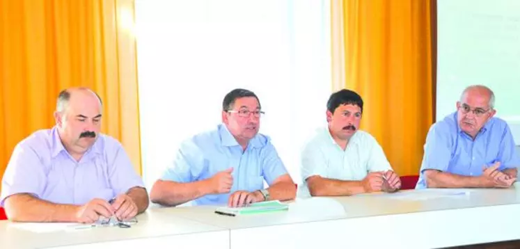 Philippe Monteil, président de la FDSEA de la Creuse, Jean-Pierre Fleury, secrétaire général de la Fédération nationale bovine, Pascal Lerousseau, président de la section bovine et Gilles Pivette, directeur de la chambre d’agriculture.