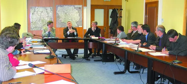 Didier Kholler, directeur départemental des territoires (à gauche), et le préfet Hugues Moutouh (à sa gauche) ont discuté avec Thierry Jamot (5e à gauche), Pascal Bichon-Morel (à sa gauche)et les autres responsables du comité photovoltaïque.